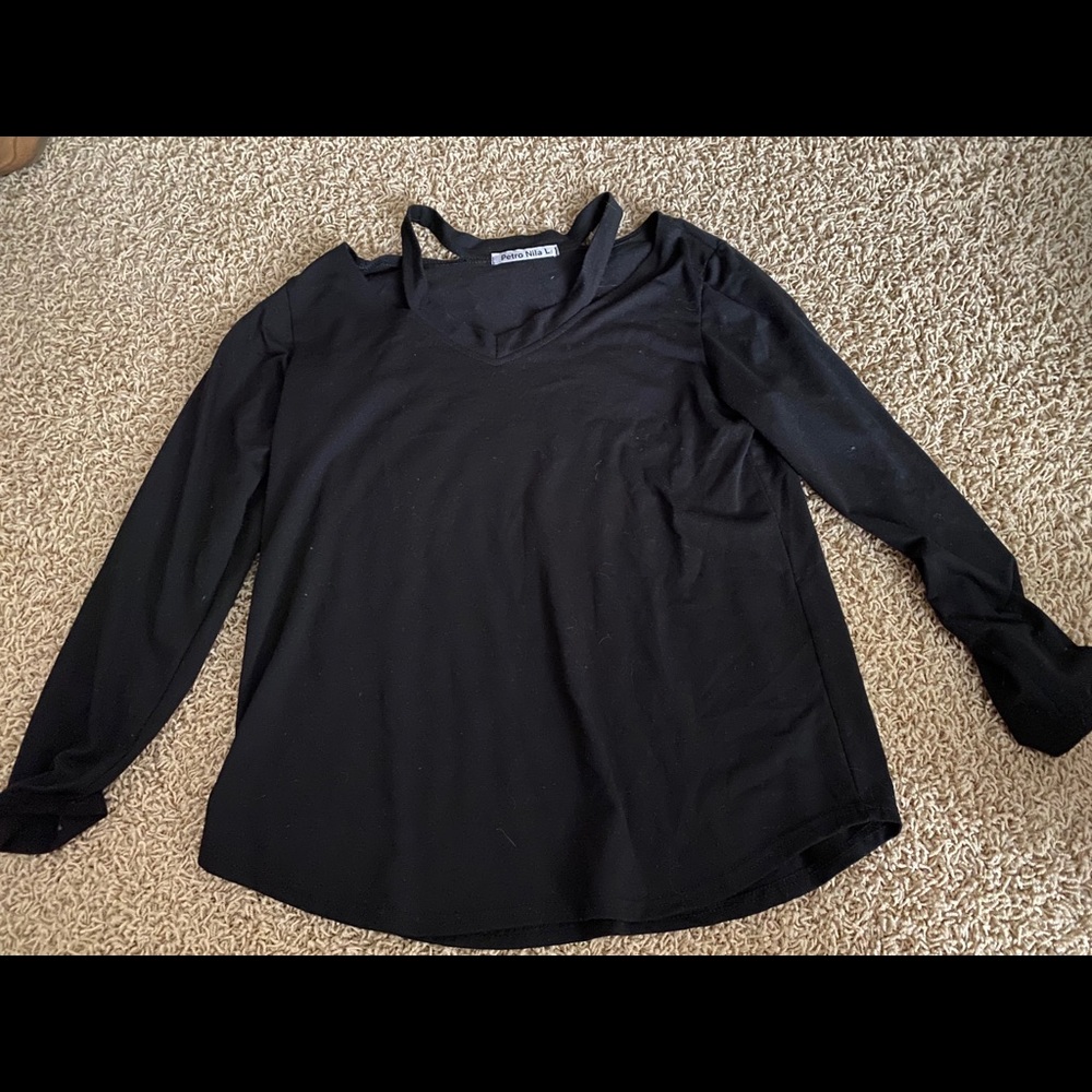Cute shirt with cut outs at shoulders